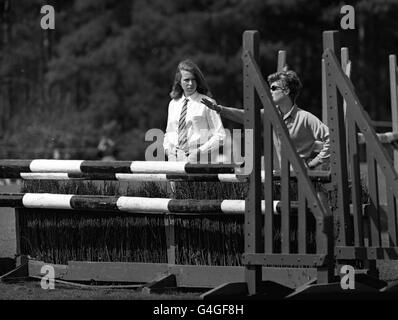 PA NEWS PHOTO 26/4/68 DIE DRESSURVERANSTALTUNG DER WINDSOR-PFERDETESTS AUF SMITH'S RASEN, WINDSOR GREAT PARK, BEKSHIRE. PRINZESSIN ANNE PRÜFT DIE HINDERNISSE MIT EINEM GEFÄHRTEN, BEVOR SIE AN IHREM PONY „PURPURPLE STAR“ TEILNIMMT. Stockfoto