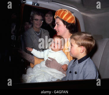 Royalty - Königin Elizabeth II - Euston Station Stockfoto