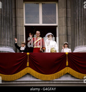 Die Braut und der Bräutigam, Prinzessin Anne und Kapitän Mark Phillips, winken nach ihrer Hochzeit in Westminster Abbey, London, vom Balkon des Buckingham Palace zu den Massen. Sie werden von der Brautjungfer, Lady Sarah Armstrong-Jones und dem Page-Boy, Prinz Edward, begleitet. Stockfoto