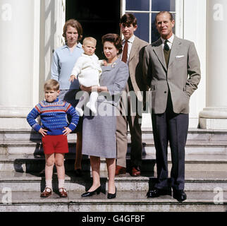Ihre Majestät Königin Elisabeth II. Hält Prinz Edward und ist umgeben von ihrer Familie (L-R), dem Herzog von Edinburgh, dem Prinzen von Wales und Prinzessin Anne, in Windsor anlässlich ihres 39. Geburtstages. Stockfoto