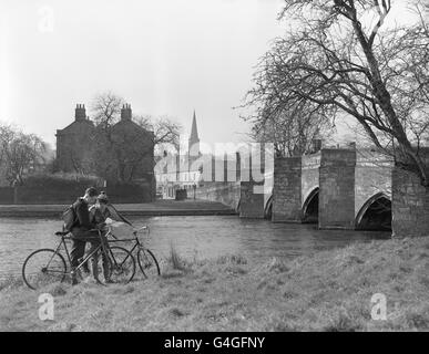 Der Fluss Wye fließt unter der Brücke in Bakewell, Derbyshire. Die gotische Brücke ist eine der ältesten in Großbritannien. In der Ferne kann man die All Saints Church von Bakewell sehen Stockfoto