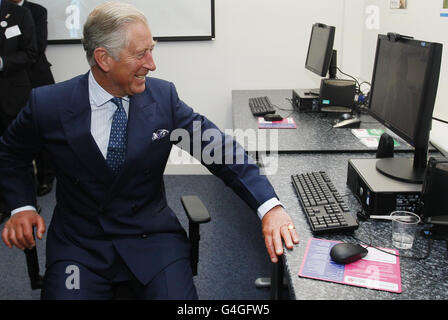 Der Prinz von Wales versucht, 'Skype' für einen Videoanruf am Computer im Tavis House in London zu verwenden. Stockfoto