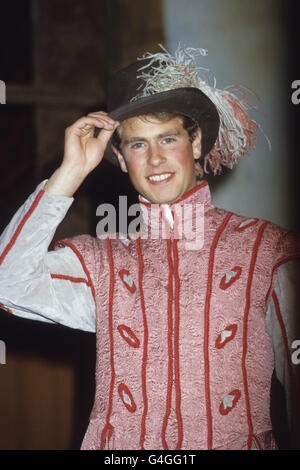 Prinz Edward in Kostüm als 'Blondllo' während der Proben für das Shakespeare-Stück 'die Zähmung der Shrew' im Haddo House, Aberdeen. Stockfoto