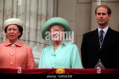 PA NEWS PHOTO 17/6/95 L/R: PRINZESSIN MARGARET, DIE KÖNIGIN MUTTER UND PRINZ EDWARD AUF DEM BALKON DES BUCKINGHAM PALACE NACH DEM TROOPING DER FARBE. Stockfoto