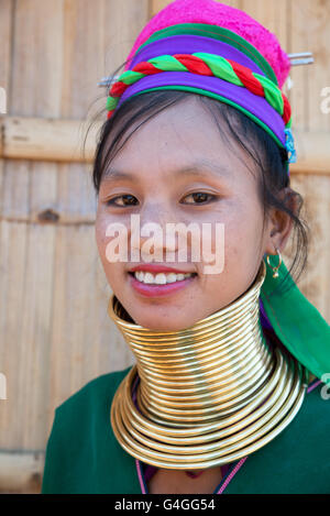 Porträt einer lächelnden jungen Kayan Lahwi (Padaung) Frau mit Messing Spulen Ringe am Hals, Panpet Dorf, Kayah State in Myanmar Stockfoto