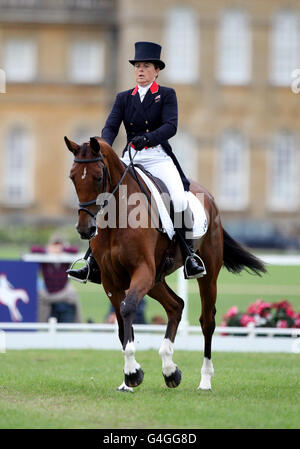 Der britische Pippa Funnel auf Billy Shannon tritt in einer CCI***-Klasse bei den Blenheim International Horse Trials im Blenheim Palace, Oxfordshire, an. Stockfoto