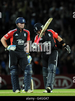 Cricket - NatWest Series - Third One Day International - England / Indien - The Kia Oval. Englands Ian Bell reagiert, nachdem er während des dritten One Day International im Kia Oval, London, aus dem Rennen gelaufen war. Stockfoto