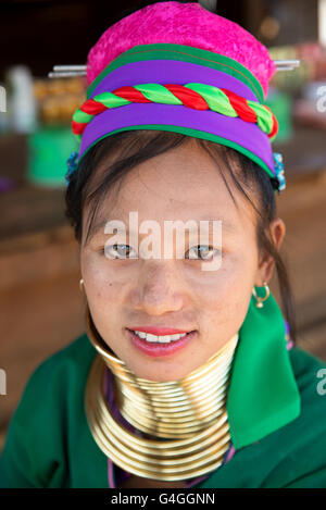 Porträt einer lächelnden jungen Kayan Lahwi (Padaung) Frau mit Messing Spulen Ringe am Hals, Panpet Dorf, Kayah State in Myanmar Stockfoto