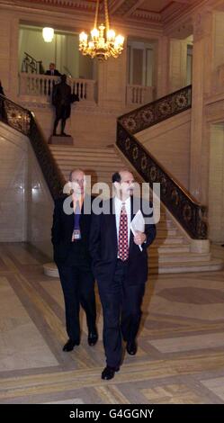 Billy Hutchinson (links) und der Parteiführer David Ervine von der Progressiven Unionistischen Partei treffen sich zum ersten Treffen des Jahres der neuen Versammlung der Provinz in Belfast. Stockfoto