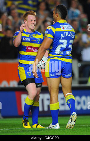 Chris Riley von Warrington Wolves feiert seinen zweiten Versuch während des Engage Super League Spiels im KC Stadium, Hull. Stockfoto