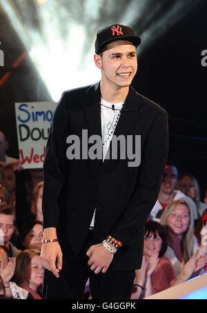 Big Brother 2011 Launch - Hertfordshire. Aden Theobold, der in der Nacht zur Eröffnung von Big Brother in den Elstree Studios, Borehamwood, eintrifft, um das Haus zu betreten. Stockfoto