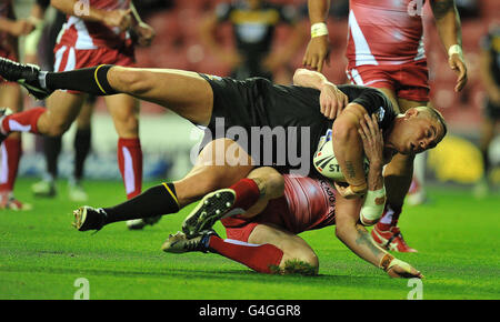 Rugby League - Engage Super League - Wigan Warriors gegen Celtic Crusaders - DW Stadium. Andy Bracek von Crusaders wird während des Engage Super League-Spiels im DW Stadium, Wigan, niedergebracht. Stockfoto