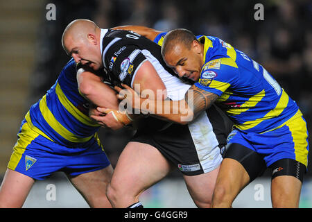 Rugby League - Engage Super League - Hull FC gegen Warrington Wolves - KC Stadium. Mark O'Meley von Hull wird von Matty Blyth von Warrington Wolves während des Engage Super League-Spiels im KC Stadium, Hull, angegangen. Stockfoto