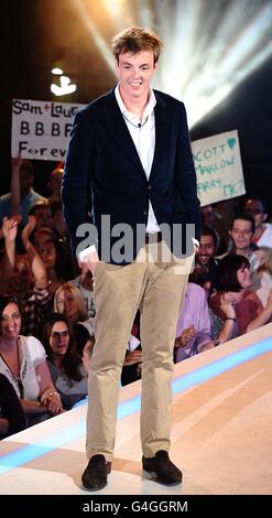 Big Brother 2011 Launch - Hertfordshire. Harry Blake, der in der Nacht zur Eröffnung von Big Brother in den Elstree Studios, Borehamwood, eintrifft, um das Haus zu betreten. Stockfoto