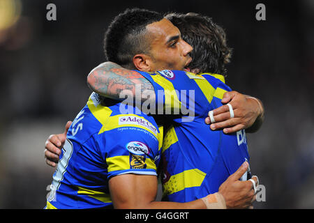 Rugby League - Engage Super League - Hull FC gegen Warrington Wolves - KC Stadium. Ryan Atkins und Lee-Brier von Warrington Wolves feiern den Sieg beim Engage Super League-Spiel im KC Stadium, Hull. Stockfoto