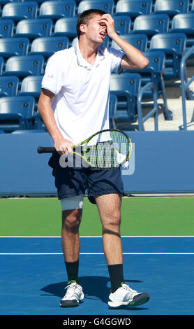 Der Großbritanniens Oliver Golding reagiert während eines Spiels gegen den slowakischen Filip Horansky am 12. Tag der US Open in Flushing Meadows, New York, USA. Stockfoto