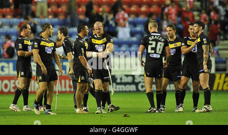 Das Crusaders-Team am Ende der kurzen Geschichte des Clubs nach dem Engage Super League-Spiel im DW Stadium, Wigan. Stockfoto