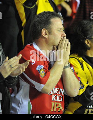 Rugby League - Engage Super League - Wigan Warriors gegen Celtic Crusaders - DW Stadium. Ein trauriger Crusaders-Fan beim Schlusspfiff während des Engage Super League-Spiels im DW Stadium, Wigan. Stockfoto