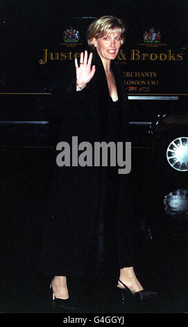 Sophie Rhys-Jones, die Verlobte von Prince Edward, lächelt Fotografen an, nachdem sie im Natural History Museum für eine exklusive Party angekommen sind. Stockfoto