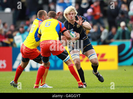 Schottlands Richie Gray wird vom rumänischen Daniel Carpo (Mitte) während des IRB Rugby-Weltcupspiels im Rugby Park, Invercargill, angegangen. Stockfoto