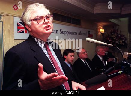 Der ehemalige Kanzler Norman Lamont spricht bei einem Treffen der chilenischen Unterstützer im Ausland in London, an dem Hunderte von Anhängern des ehemaligen chilenischen Diktators General Augusto Pinochet teilnahmen, an dem Tag, an dem 7 Gesetzesherren wieder begannen, darüber nachzudenken, ob er gegen Verhaftung immun ist. Stockfoto