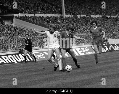 LIVERPOOL'S ALAN HANSEN (RECHTS) STÜRMT EIN, ALS SEIN KAPITÄN EMLYN HUGHES MIT SORENSEN (LINKS) VOM FC DEN BALL SCHIESST CLUB BRUGES WÄHREND DES EM-FINALES IN WEMBLEY, LONDON. 09/11/04: Der ehemalige Fußballstar und Fernseherpersönlichkeit Emlyn Hughes starb heute früh im Alter von 57 Jahren, teilte seine Familie heute mit. Stockfoto