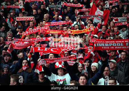 Liverpool Fußballfans zeigen stolz ihre Mannschaftsfarben in Anfield, wo Liverpool Southampton 7-1 in ihrem Spiel mit dem FA Carling Premierhsip besiegte. 23/04/2004: Liverpool Fußballfans ignorieren die Notizen auf dem Platz, um das Rennen zum ersten Barclaycard Chant Laureate zu führen, wie am Freitag, den 23. April 2004 bekannt gegeben wurde. Stockfoto