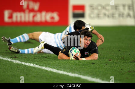 Rugby Union - IRB Rugby World Cup 2011 - Pool B - Argentinien gegen England - Otago Stadium. Der englische Ben Youngs erzielt den ersten Versuch des Spiels während des IRB Rugby-Weltcupspiels im Otago Stadium, Dunedin. Stockfoto