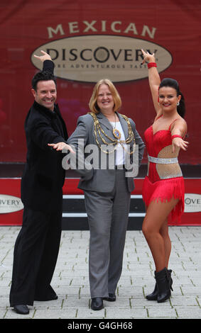 Die Bürgermeisterin von Brighton, Anne Meadows, und die Gewinner von Strictly Come Dancing, Darren Bennett und Lilia Kopylova (rechts), entdecken Salsa auf dem Jubilee Square von Brighton beim mexikanischen Unabhängigkeitstag von Discovery. Stockfoto