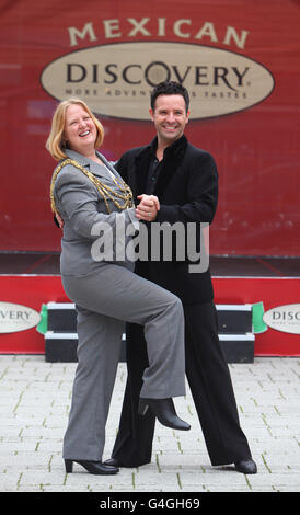 Die Bürgermeisterin von Brighton, Anne Meadows, und Darren Bennett, Gewinner des Strictly Come Dancing, entdecken auf dem Jubilee Square von Brighton Salsa bei der mexikanischen Unabhängigkeitstag-Feier des Discovery. Stockfoto