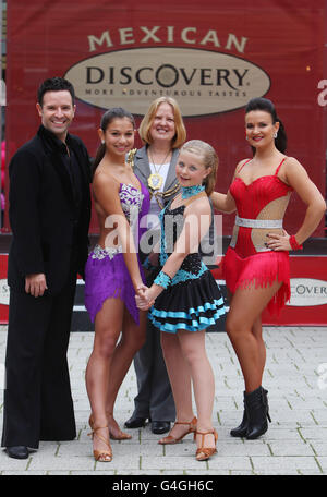 Die Bürgermeisterin von Brighton Anne Meadows und die Gewinner von Strictly Come Dancing Darren Bennett und Lilia Kopylova (rechts) mit den lokalen Tanzmeisterinnen Lydia Thompson (zweite links) und Eliie Tew (zweite rechts) entdecken Salsa bei der mexikanischen Unabhängigkeitstag-Feier des Discovery auf dem Jubilee Square in Brighton. Stockfoto