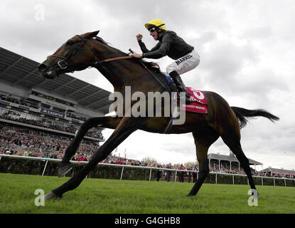 Pferderennen - Ladbrokes St. Leger Festival 2011 - Ladbrokes St. Ledger Day - Doncaster Racecourse. Masked Marvel und William Buick gewinnen die Ladbrokes St. Leger Stakes während des Ladbrokes St. Ledger Day auf der Doncaster Racecourse, Doncaster. Stockfoto