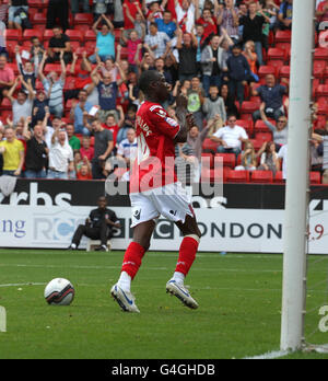 Charlton Athletic's Bradley Wright-Phillips feiert erzielte sein Team das erste Tor während der npower Football League One Spiel im Valley, London. Stockfoto