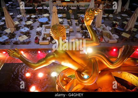 Vergoldete Bronzestatue des griechischen Titanen Prometheus am Rockefeller Center in New York City, wie von der Rückseite betrachtet. Stockfoto