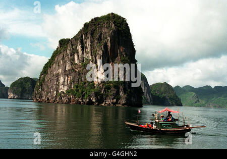 Die schöne Halong Bay, an der Nordostküste Vietnams. Die Bucht ist als Weltkulturerbe gelistet. Stockfoto