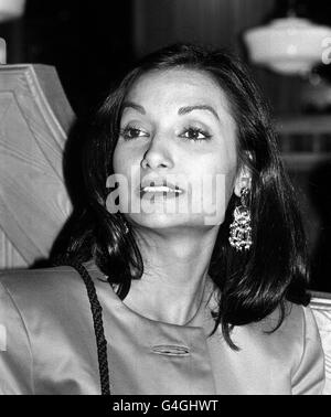 PA NEWS PHOTO 28/11/89 EINE BIBLIOTHEKSDATEI DES SCHAUSPIELERS MICHAEL CAINE'S EHEFRAU DES EHEMALIGEN MODELS SHAKIRA CAINE. PA NEWS PHOTO 28/11/89 EINE BIBLIOTHEKSDATEI DES SCHAUSPIELERS MICHAEL CAINE'S EHEFRAU DES EHEMALIGEN MODELS SHAKIRA CAINE Stockfoto