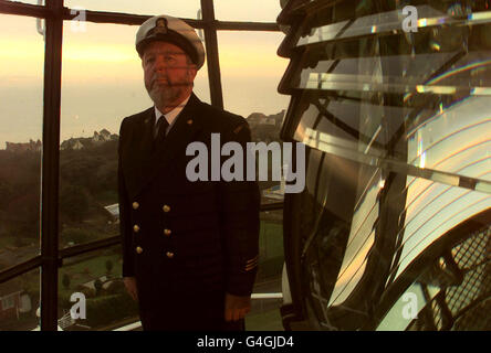 Principal Lighthouse Keeper Dermot Cronin blickt zum letzten Mal über den Ärmelkanal, bevor der North Foreland Lighthouse in Kent vollständig automatisiert ist. Es ist der letzte bemannte Leuchtturm im Vereinigten Königreich, der automatisiert wurde und eine Jahrhunderte alte Zeit der maritimen Geschichte beendet. Bild von Stefan Rousseau/PA Stockfoto