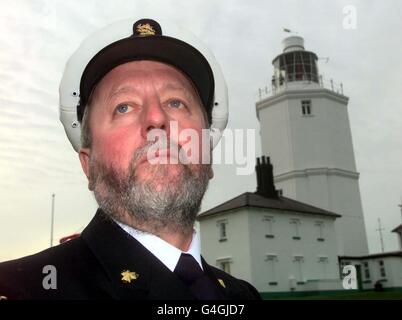 Principal Lighthouse Keeper Dermot Cronin blickt heute (Donnerstag) zum letzten Mal über den Ärmelkanal, bevor der North Foreland Lighthouse in Kent vollautomatisiert ist. HRH der Herzog von Edinburgh wird heute an einer Zeremonie zur Feier der Automatisierung teilnehmen. Bild von Stefan Rousseau/PA. Stockfoto