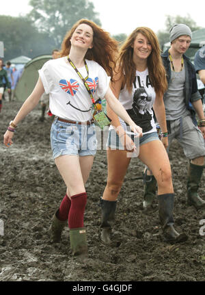 Festivalbesucher im Regen beim Reading Festival, Richfield Avenue in Reading. Stockfoto