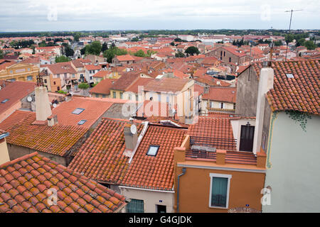 Blick vom Dach der Kathedrale Sainte Eulalie et Sainte Julie in Elne, Frankreich Stockfoto