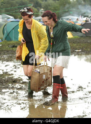 Festivalbesucher, die im Regen zum Reading Festival in der Richfield Avenue in Reading ankommen. Stockfoto