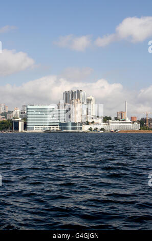 Blick auf den russischen Hafen Wladiwostok vom Meer entfernt. Stockfoto