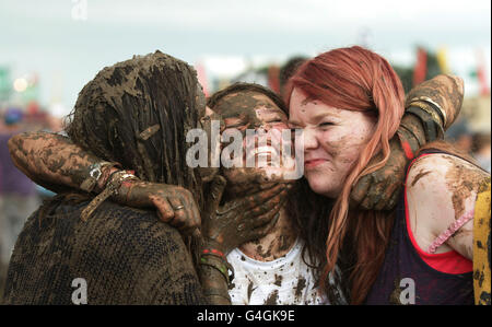 Schlammige Festivalbesucher (von links nach rechts) Katherine Vincent, Jo Bligh und Rosie Wallace beim Reading Festival, Richfield Avenue in Reading. Stockfoto