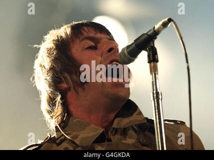 FÜR 60 TAGE AB DEM SENDEDATUM Liam Gallagher von Beady Eye, der auf der Bühne von NME Radio 1 beim Reading Festival in der Richfield Avenue in Reading auftrat. Stockfoto