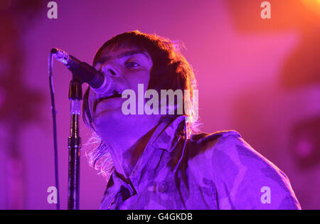 FÜR 60 TAGE AB DEM SENDEDATUM Liam Gallagher von Beady Eye, der auf der Bühne von NME Radio 1 beim Reading Festival in der Richfield Avenue in Reading auftrat. Stockfoto