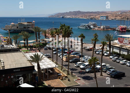 Mit Blick auf die Stadt Eilat Bucht und den roten Bergen, Israel Stockfoto