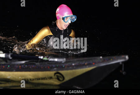 Jenny Frost während des Schwimmens, einer Spendenaktion schwimmen über die Irische See in Hilfe von Cancer Research UK bei Holyhead. Stockfoto