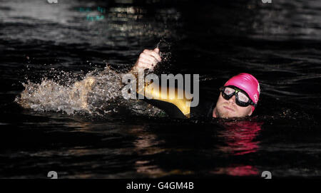 Sänger Ronan Keating beginnt das Schwimmen, ein Fundraising schwimmen über die Irische See in Hilfe von Cancer Research UK in Holyhead. Stockfoto