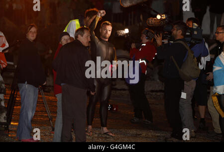 Sänger Ronan Keating beginnt das Schwimmen, ein Fundraising schwimmen über die Irische See in Hilfe von Cancer Research UK in Holyhead. Stockfoto