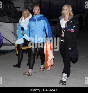 Ronan Keating und seine Frau Yvonne und Pamela Stephenson (links) vor dem Schwimmstart schwimmen Spendensammlungen über die Irische See zugunsten der Krebsforschung UK in Holyhead. Stockfoto